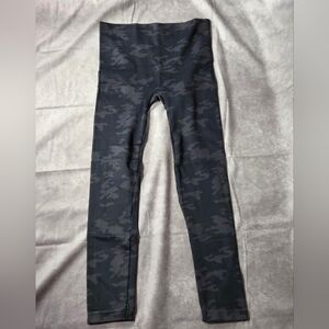 SPANX LOOK AT ME NOW LEGGINGS Womens Size L Black Camo NWOT